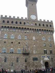 Флоренция. Дворец - Палаццо Веккио с копией  знаменитого Давида Микеланджело у фасада.