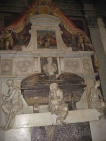 Здесь похоронен великий Микеланджело.
