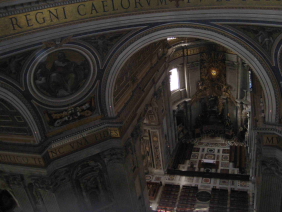 Под куполом собора Святого Петра (46м).