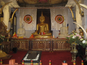 Храм Зуба Будды внутри.